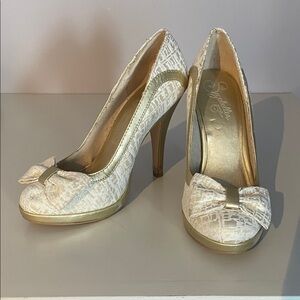 Seychelles Stylish Gold and Cream Heels